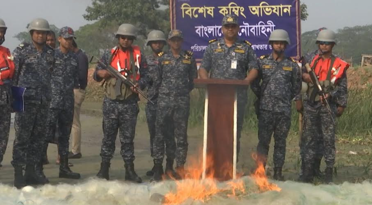 বরিশালের বিভিন্ন নদীতে নৌবাহিনী চিরুনী অভিযান