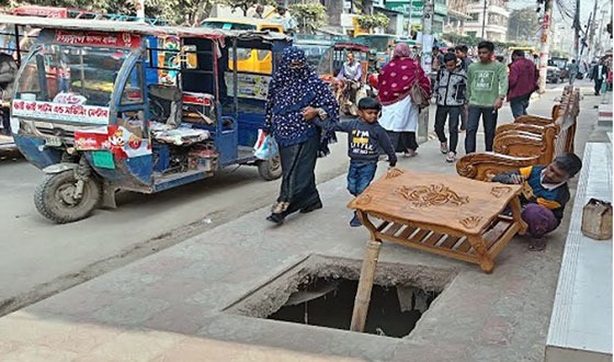 চরম ঝুঁকি নিয়ে দিন কাটাচ্ছে বরিশাল নরগবাসী!