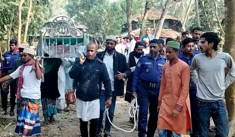 পটুয়াখালীতে হাতকড়া পরেই মায়ের জানাজায় যুবদল নেতা!