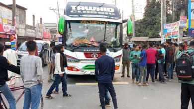 প্রশাসনের আশ্বাসে বরিশালে বাস চলাচল শুরু