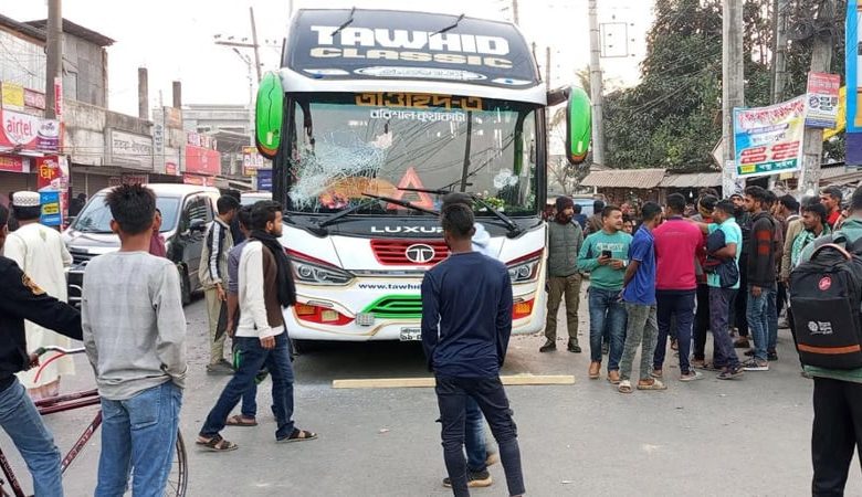 প্রশাসনের আশ্বাসে বরিশালে বাস চলাচল শুরু