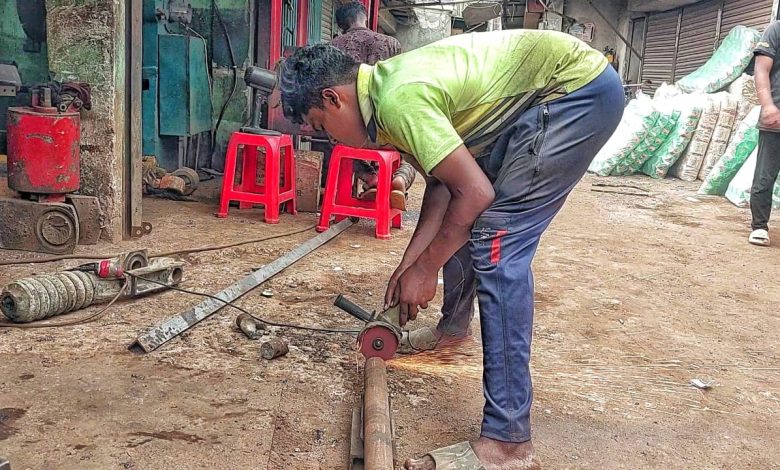 বরিশালে বাঁচার জন্য শিশুদের লড়াই!