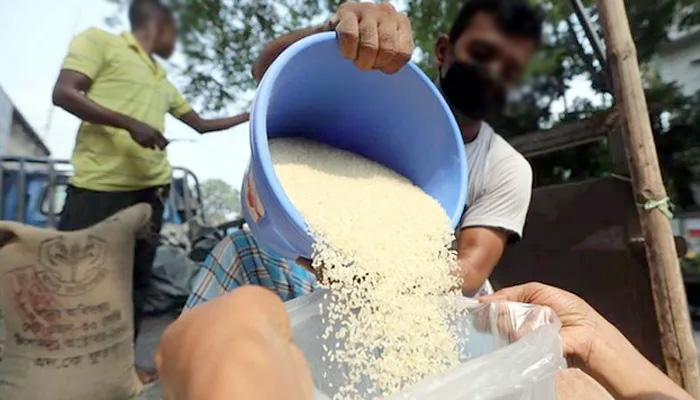 বরিশালে খাদ্যবান্ধব কর্মসূচির চাল ওজনে কম দেয়ায় বিএনপি নেতাকে জুতাপেটা!