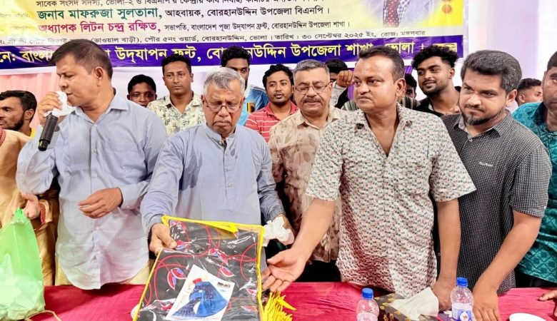 বোরহানউদ্দিনে সনাতন ধর্মাবলম্বীদের হাতে উপহার তুলে দিলেন হাফিজ ইব্রাহিম